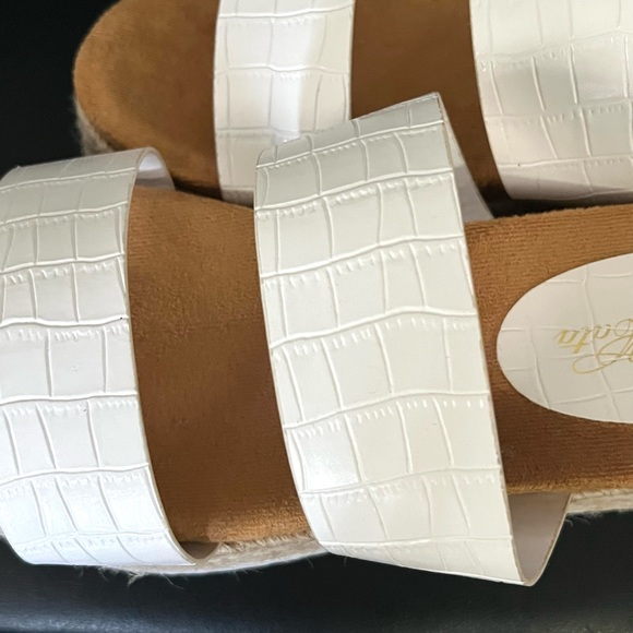 Ladies White Wedge Shoes Size 7.5 - Picture 7 of 8